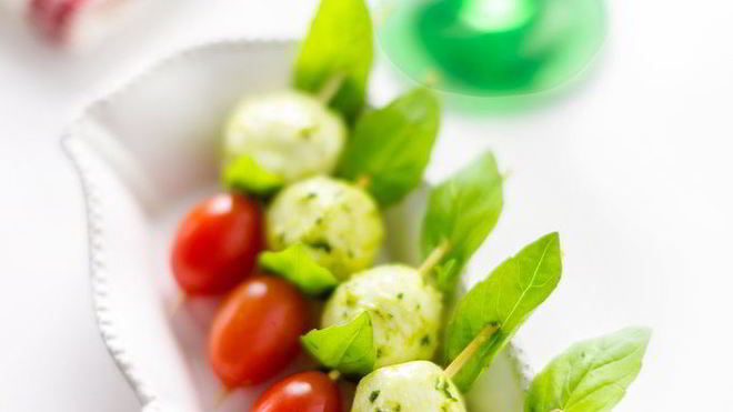 Рецепт канапе с мини-моцареллой и помидорами черри