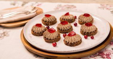 Рецепт Канапе с паштетом из куриной печени и клюквенным желе