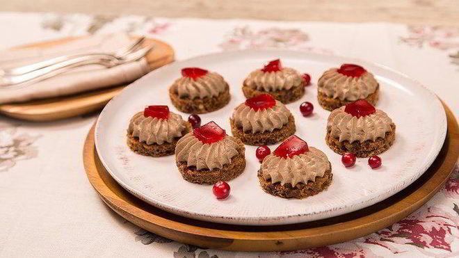Рецепт канапе с паштетом из куриной печени и клюквенным желе