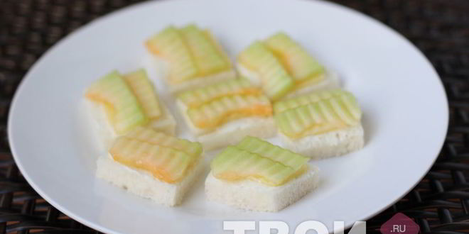 Рецепт канапе с сыром и дыней