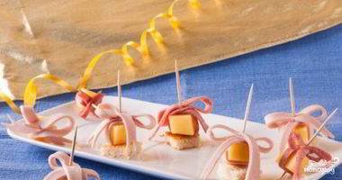 Рецепт Канапе с сыром и колбасой