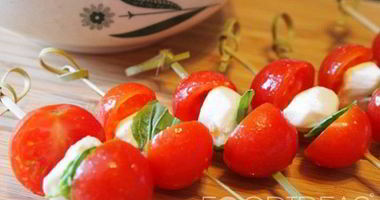 Рецепт Канапе с сыром и помидорами