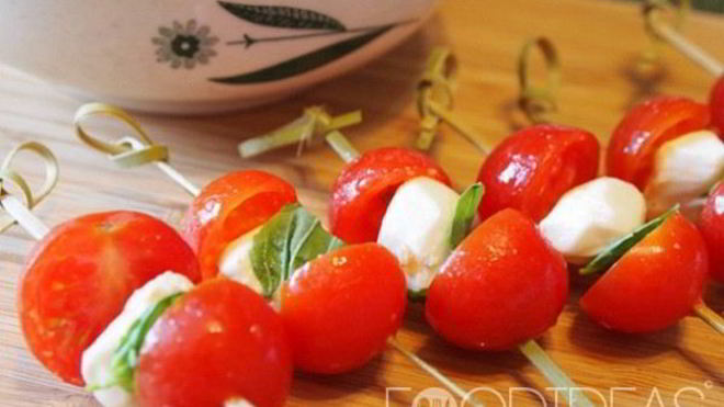 Рецепт канапе с сыром и помидорами