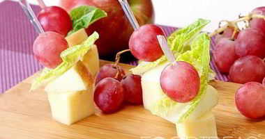 Рецепт Канапе с сыром и виноградом