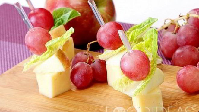Рецепт канапе с сыром и виноградом