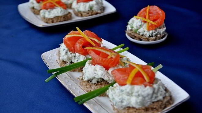 Рецепт канапе закусочные с семгой и сырным кремом