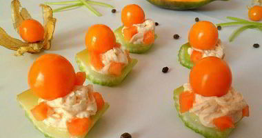 Рецепт Канапешек из сельдерея, папайи, сливочного сыра и физалиса