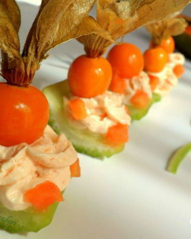 Рецепт канапешек из сельдерея, папайи, сливочного сыра и физалиса