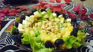 Рецепт Пикантных канапе с сыром, фруктами и маслинами