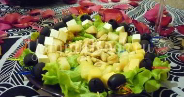 Рецепт Пикантных канапе с сыром, фруктами и маслинами