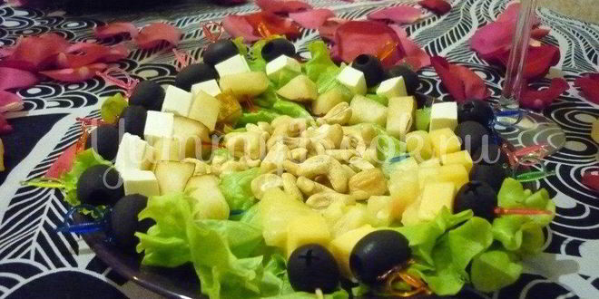 Рецепт Пикантных канапе с сыром, фруктами и маслинами