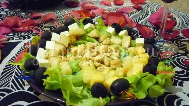 Рецепт пикантных канапе с сыром, фруктами и маслинами