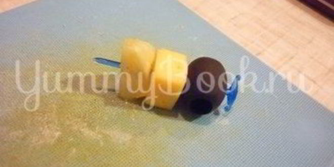 Рецепт пикантных канапе с сыром, фруктами и маслинами