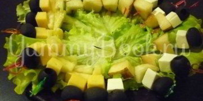 Рецепт пикантных канапе с сыром, фруктами и маслинами