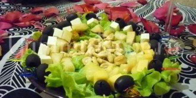 Рецепт пикантных канапе с сыром, фруктами и маслинами