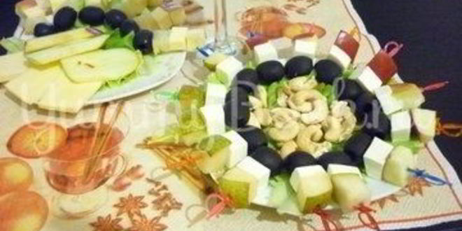 Рецепт пикантных канапе с сыром, фруктами и маслинами