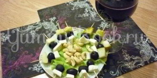 Рецепт пикантных канапе с сыром, фруктами и маслинами