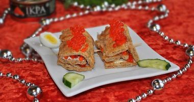 Рецепт Простых канапе с сыром огурцом и икрой из хлебцев
