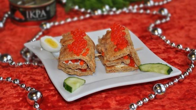 Рецепт простых канапе с сыром огурцом и икрой из хлебцев