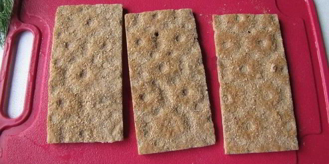 Рецепт простых канапе с сыром огурцом и икрой из хлебцев