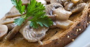 Рецепт Теплых канапе с грибами, жареным луком и пармезаном
