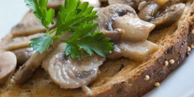 Рецепт Теплых канапе с грибами, жареным луком и пармезаном