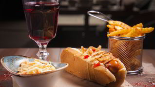 Рецепт Хот-дога Лакки Лучано с салатом коул слоу и луком фри