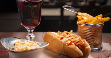 Рецепт Хот-дога Лакки Лучано с салатом коул слоу и луком фри