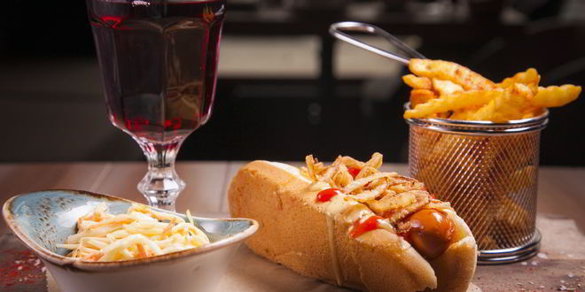 Рецепт Хот-дога Лакки Лучано с салатом коул слоу и луком фри