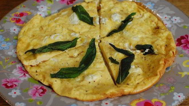 Рецепт фриттаты с козьим сыром и шалфеем