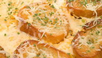 Рецепт Омлета с чесноком, грюйером и сухариками