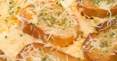 Рецепт Омлета с чесноком, грюйером и сухариками