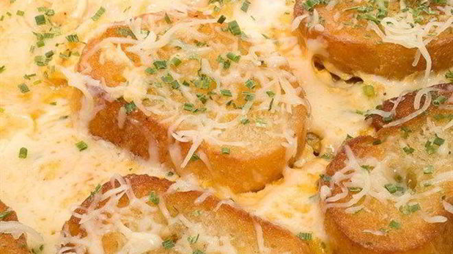 Рецепт омлета с чесноком, грюйером и сухариками