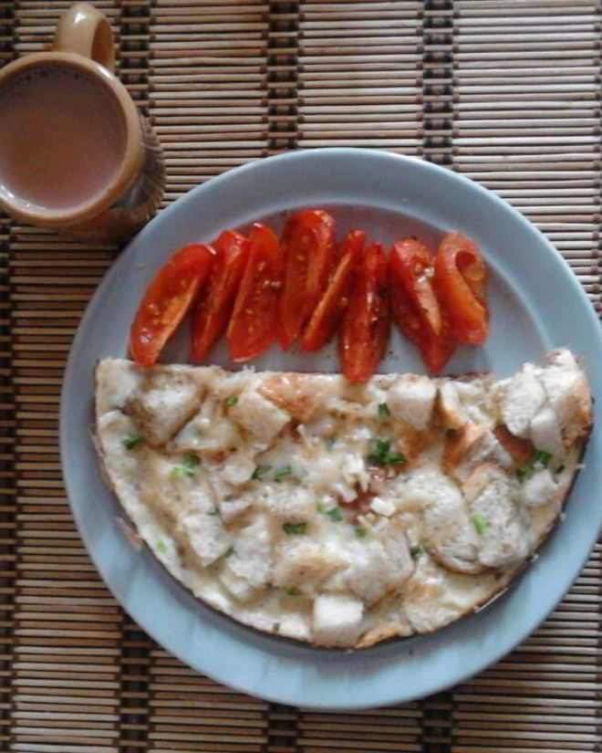 Рецепт омлета с чесноком, грюйером и сухариками