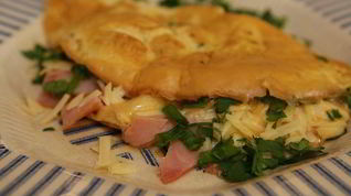 Рецепт Омлета с копченой ветчиной, сыром и свежей зеленью