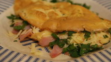 Рецепт Омлета с копченой ветчиной, сыром и свежей зеленью