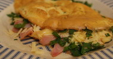 Рецепт Омлета с копченой ветчиной, сыром и свежей зеленью