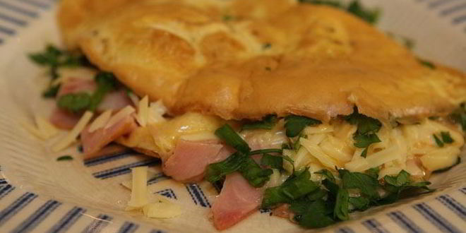 Рецепт Омлета с копченой ветчиной, сыром и свежей зеленью