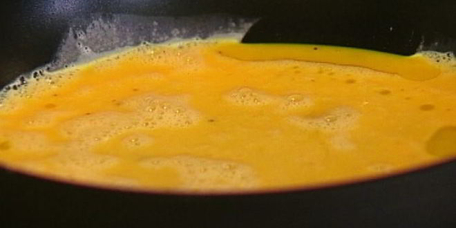 Рецепт омлета с копченой ветчиной, сыром и свежей зеленью