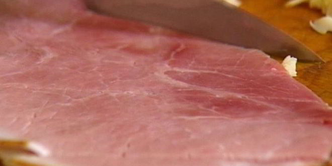 Рецепт омлета с копченой ветчиной, сыром и свежей зеленью