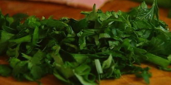 Рецепт омлета с копченой ветчиной, сыром и свежей зеленью