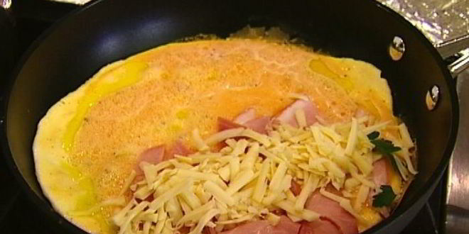 Рецепт омлета с копченой ветчиной, сыром и свежей зеленью