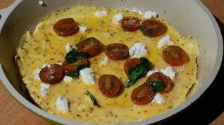 Рецепт Омлета с козьим сыром, помидорами и базиликом