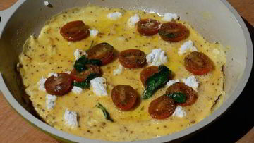 Рецепт Омлета с козьим сыром, помидорами и базиликом