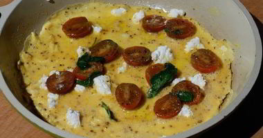 Рецепт Омлета с козьим сыром, помидорами и базиликом