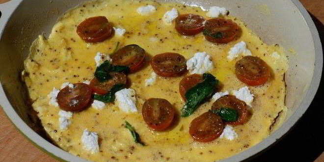 Рецепт Омлета с козьим сыром, помидорами и базиликом