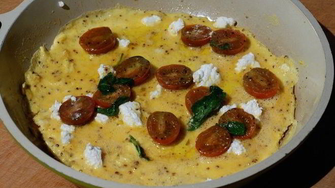 Рецепт омлета с козьим сыром, помидорами и базиликом