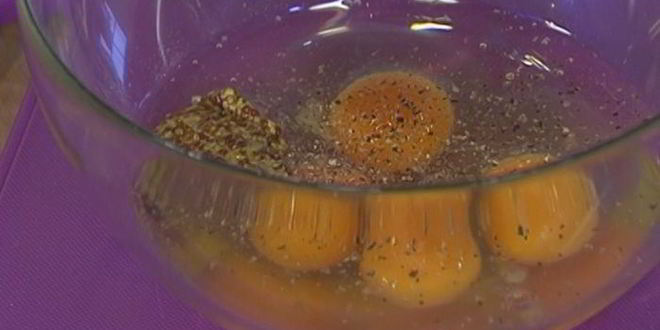 Рецепт омлета с козьим сыром, помидорами и базиликом