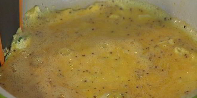 Рецепт омлета с козьим сыром, помидорами и базиликом