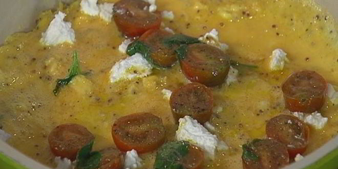 Рецепт омлета с козьим сыром, помидорами и базиликом